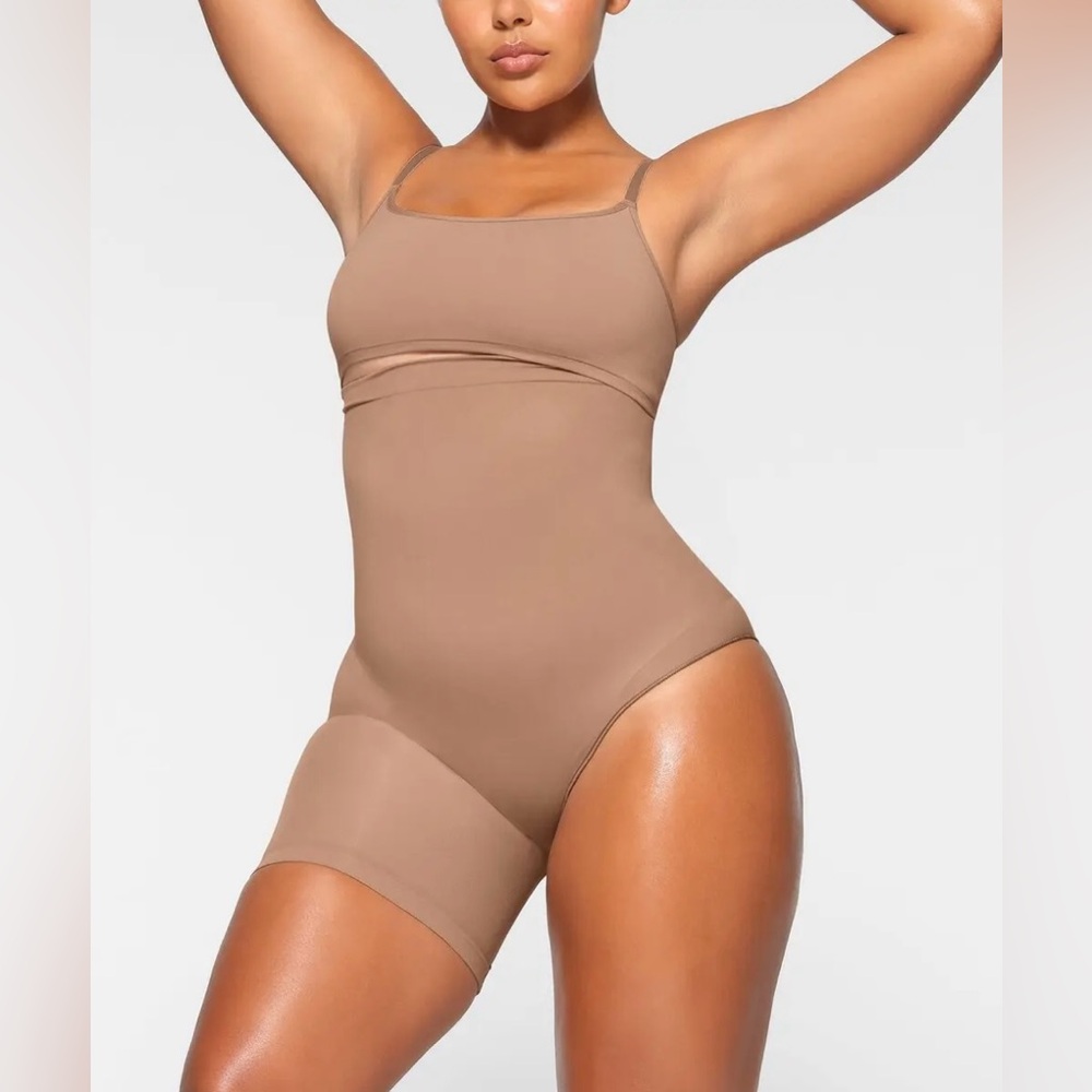 NWOT SKIMS Seamless Sculpt Solution Short Left Leg Exposed in Sienna